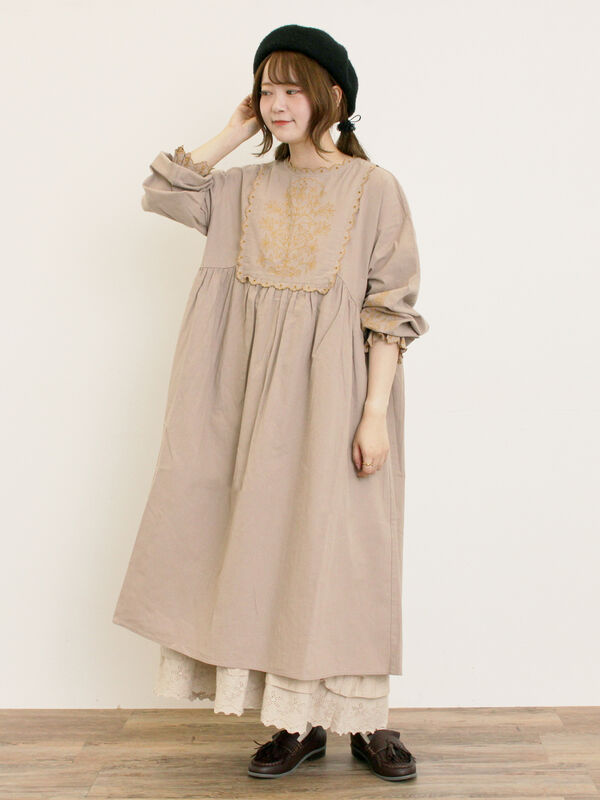 PICONE 砂時計刺繍 ワンピース ベージュ サイズM きょん セール】 【S/Mサイズ】配色刺繍ワンピース（グレー/ブラック/レッド