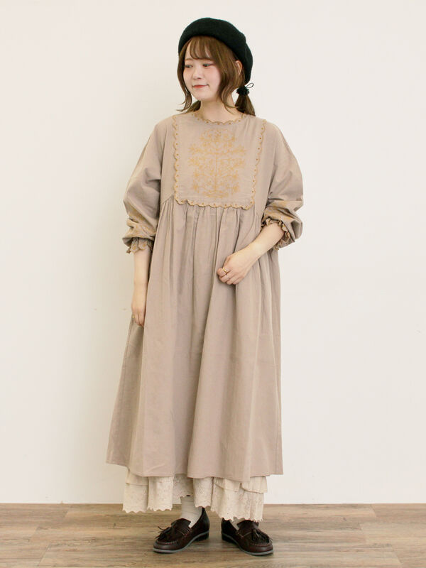 S/Mサイズ】配色刺繍ワンピース（グレー/ブラック/レッド/キナリ