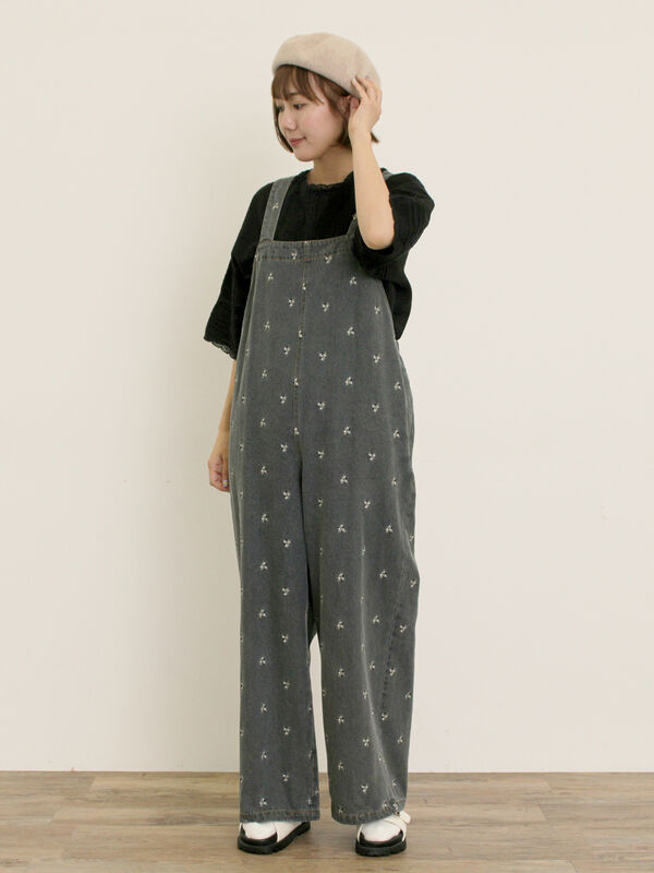 刺繍デニム/ヒッコリーサロペットパンツ（オフホワイト/ブラック