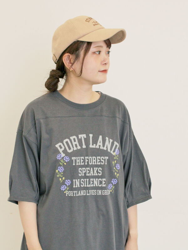 セール】 クロス刺繍ロゴプリントTシャツ（オフホワイト