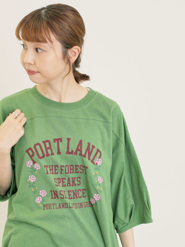 クロス刺繍ロゴプリントTシャツ（オフホワイト/チャコールグレー