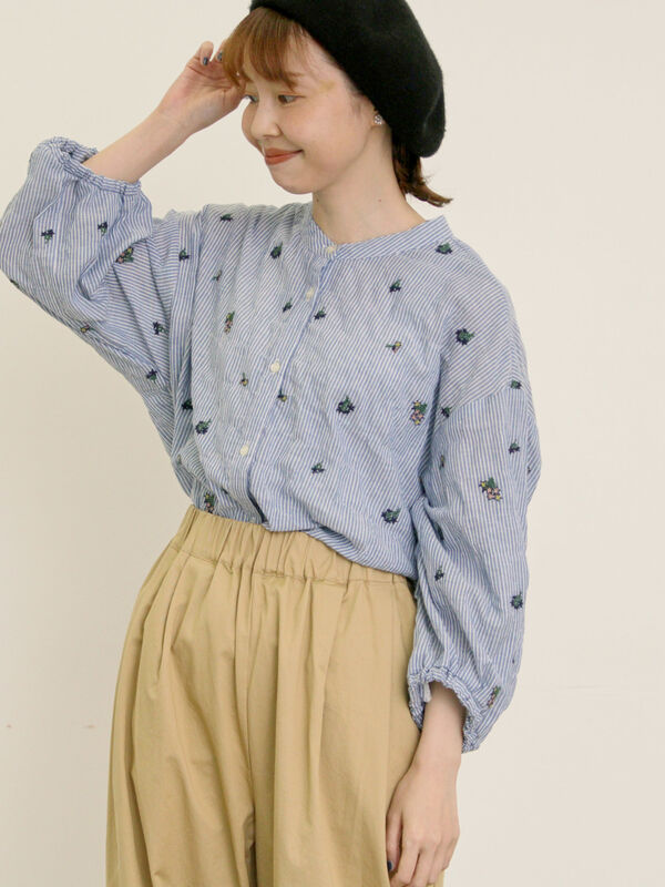 ストライプ総花柄刺繍バンドカラーシャツ（レッド/グリーン/ブルー/パープル）｜Samansa Mos2（サマンサ モスモス）通販