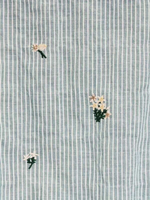 セール】 ストライプ総花柄刺繍バンドカラーシャツ（レッド/グリーン