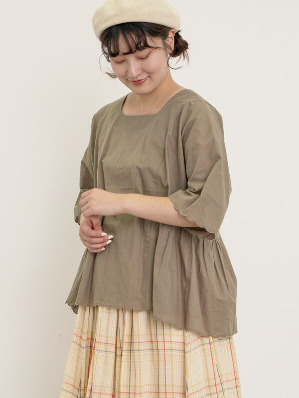 セール】 ◎裾スカラップブラウス（オフホワイト/チャコールグレー