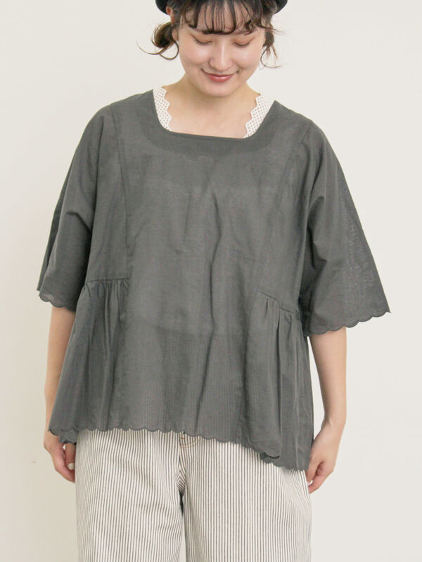 s様　トップス　グレー　即日発送 セール】 ◎裾スカラップブラウス（オフホワイト/チャコールグレー