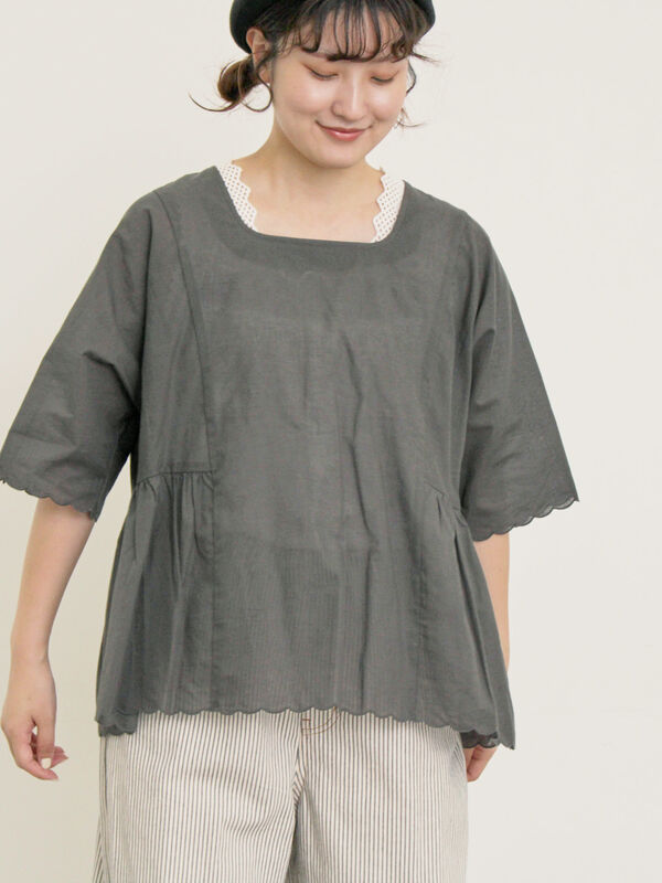 セール】 ◎裾スカラップブラウス（オフホワイト/チャコールグレー