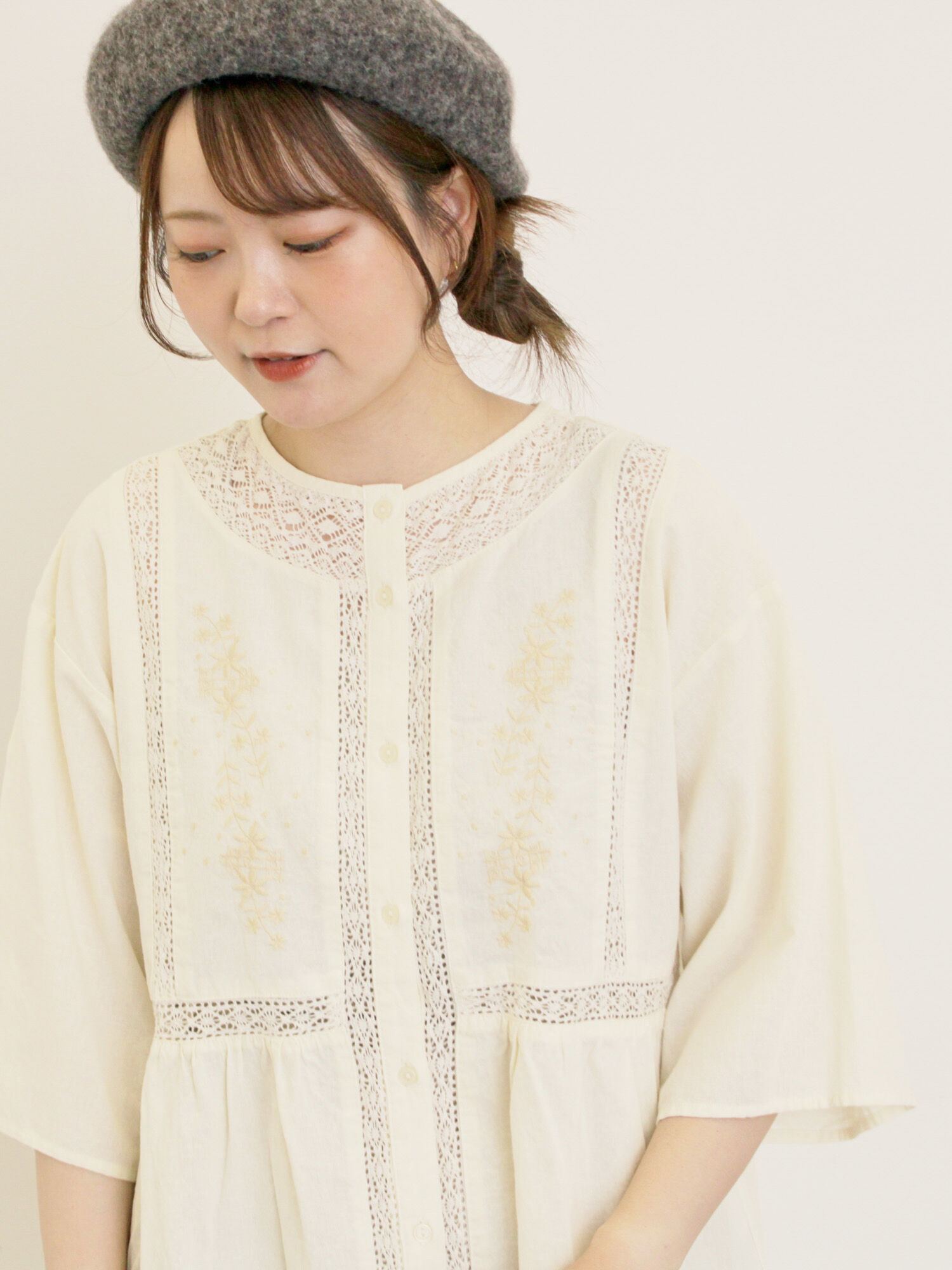花刺繍切替えブラウス（グレー/チャコールグレー/マスタード