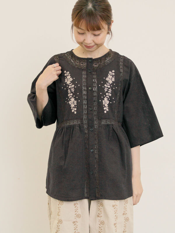 セール】 花刺繍切替えブラウス（グレー/チャコールグレー/マスタード