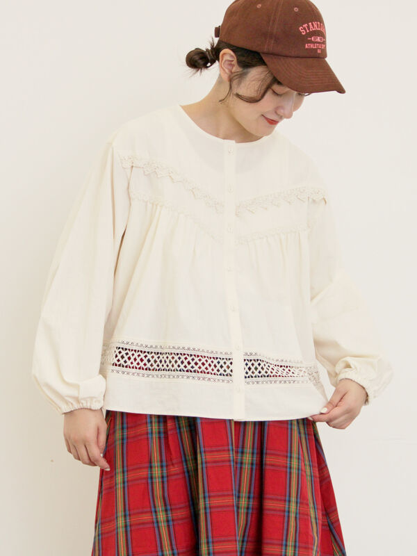 セール】 V切替レース前開きブラウス（オフホワイト/ブラック/キナリ