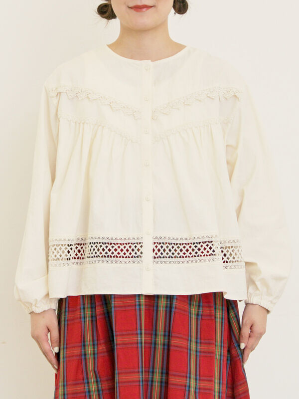 新品未使用 キャンレース切り替えブラウス セール】 V切替レース前開きブラウス(オフホワイト/ブラック