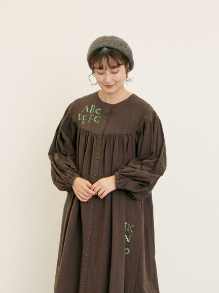 【マカベアリス×Samansa Mos2】刺繍ワンピース《S/Mサイズ》（ベージュ/ダークブラウン/ブルー）｜Samansa Mos2（サマンサ モスモス）通販