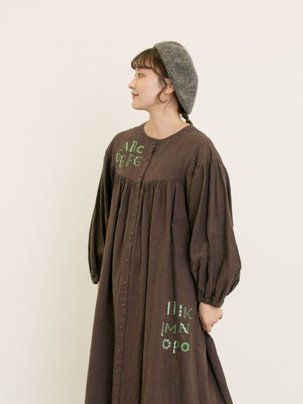【マカベアリス×Samansa Mos2】刺繍ワンピース《S/Mサイズ》（ベージュ/ダークブラウン/ブルー）｜Samansa Mos2（サマンサ モスモス）通販