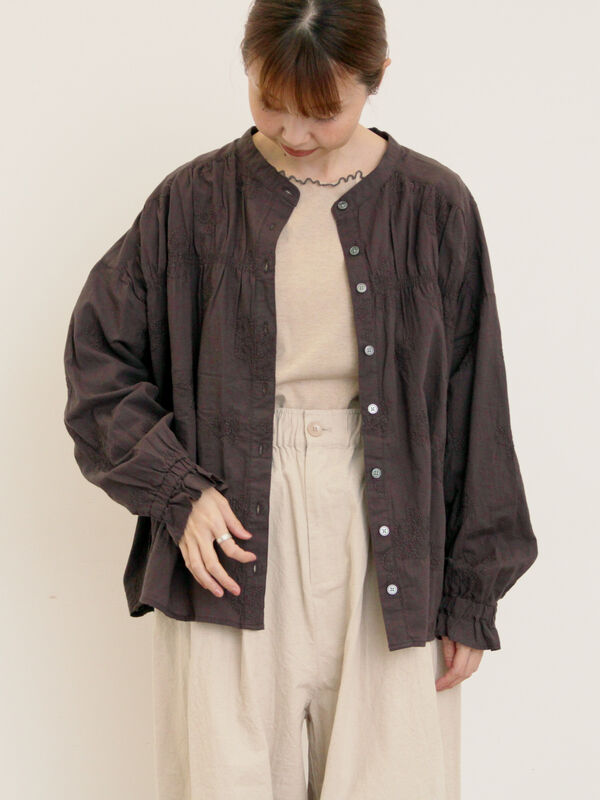ハンドステッチ風花柄シャーリングブラウス（チャコールグレー）｜Samansa Mos2（サマンサ モスモス）通販