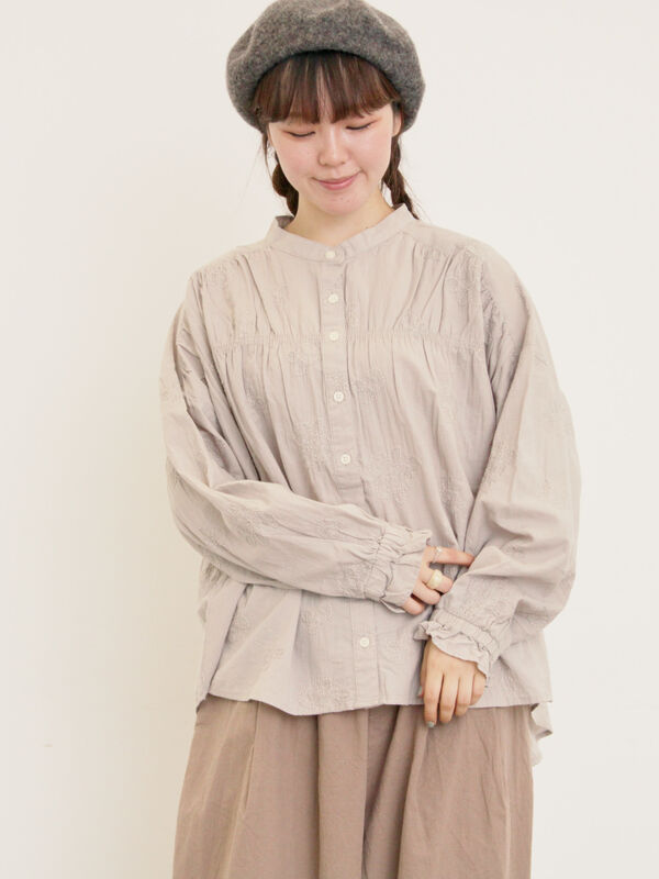 ハンドステッチ風花柄シャーリングブラウス（ベージュ）｜Samansa Mos2（サマンサ モスモス）通販