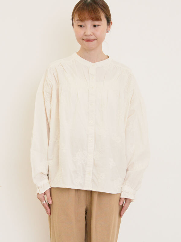 セール】 ハンドステッチ風花柄シャーリングブラウス