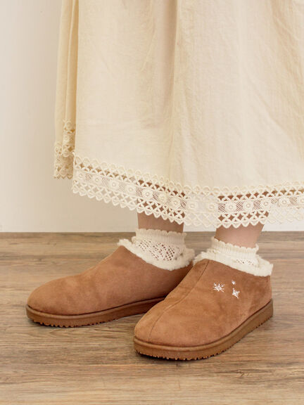セール】 雪柄刺繍ムートンシューズ（ダークブラウン/キャメル