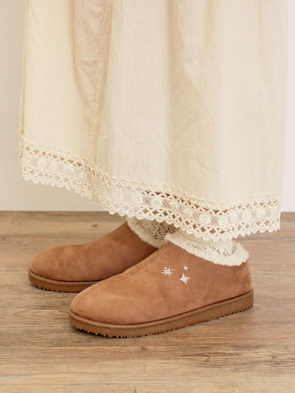 セール】 雪柄刺繍ムートンシューズ（ダークブラウン/キャメル
