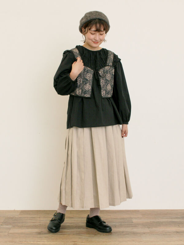 ShareSpirit ビスチェでもスカートにもOK❣️ セール】 パッチワーク風花柄キルトビスチェ（ブラック/ベージュ