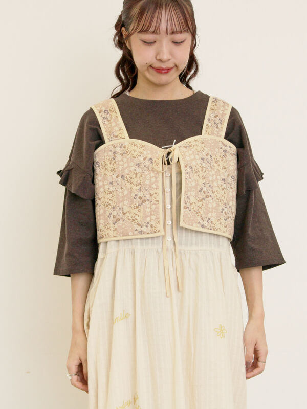 お値引き中‼️ ✨新品✨ MunsingWear♡おしゃれベスト♡ セール】 パッチワーク風花柄キルトビスチェ（ブラック/ベージュ