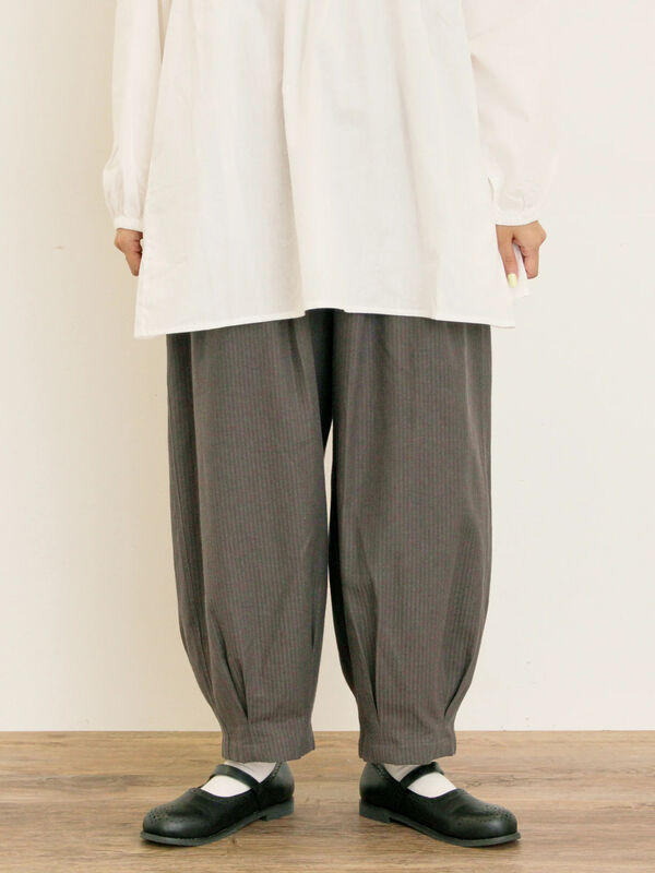 セール】 ストライプツイル裾タックパンツ（チャコールグレー/ベージュ