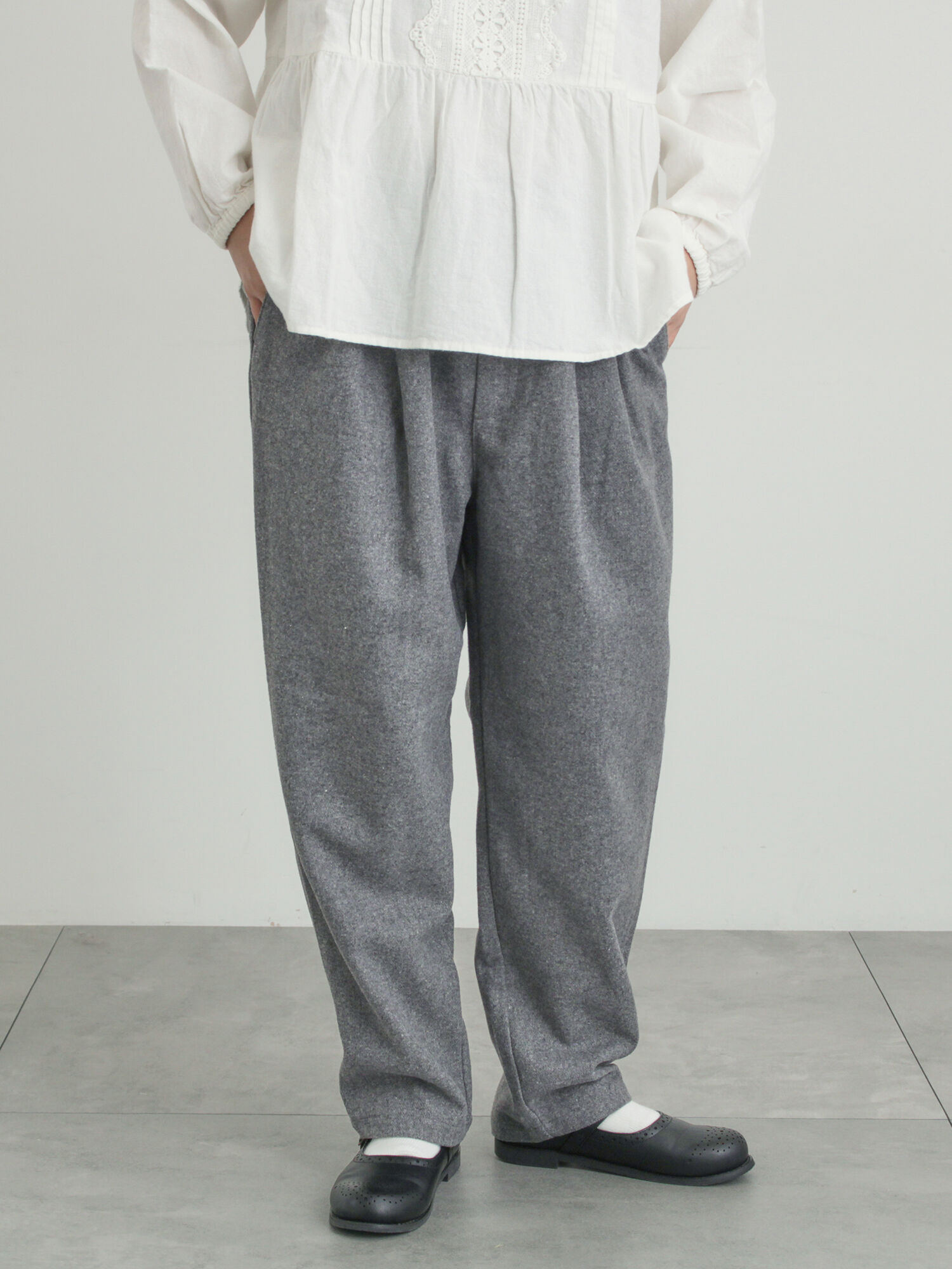 帯電防止】ウール混テーパードパンツ《M/Lサイズ》（チャコールグレー