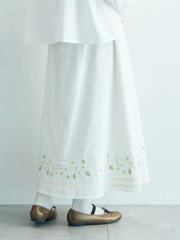 WEB限定】花柄刺繍ギャザースカート（ブラック/モカ/キナリ/ボトムス