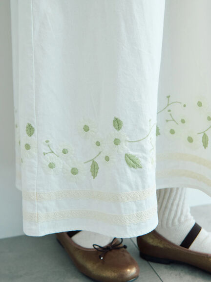 【WEB限定】花柄刺繍ギャザースカート（ブラック/モカ/キナリ）｜Samansa Mos2（サマンサ モスモス）通販