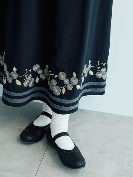 【WEB限定】花柄刺繍ギャザースカート（ブラック/モカ/キナリ）｜Samansa Mos2（サマンサ モスモス）通販