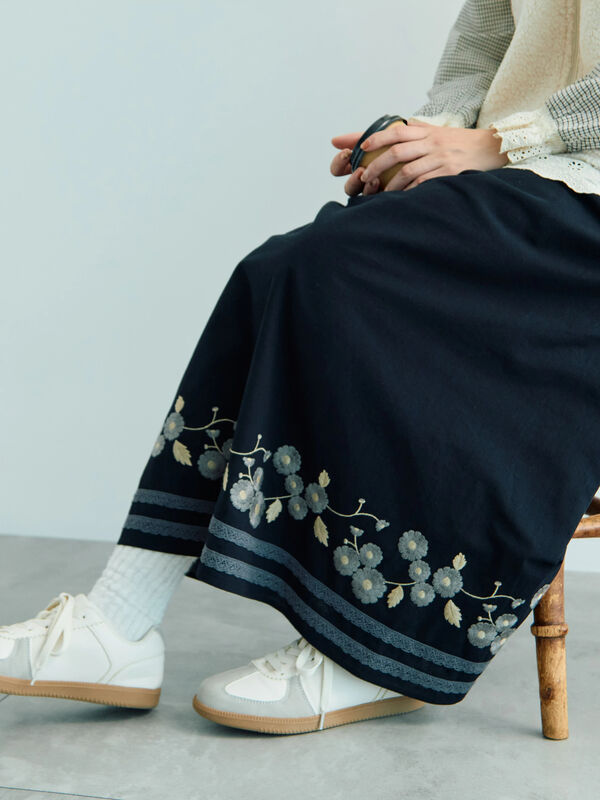 WEB限定】花柄刺繍ギャザースカート（ブラック/モカ/キナリ/ボトムス