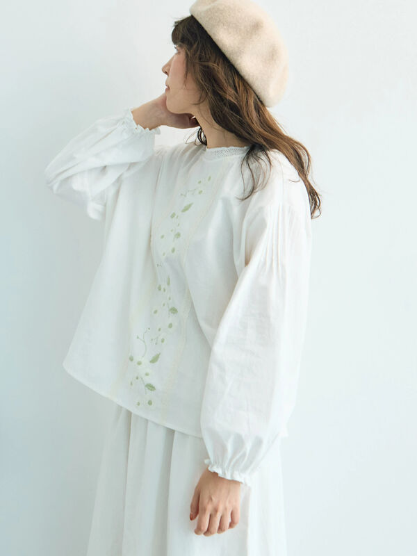 WEB限定】花柄刺繍ブラウス（ブラック/モカ/キナリ/トップス/シャツ