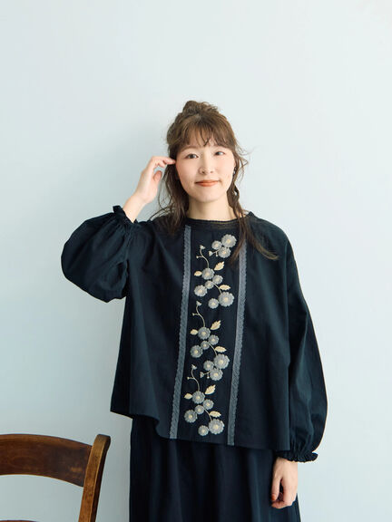 【WEB限定】花柄刺繍ブラウス（ブラック/モカ/キナリ）｜Samansa Mos2（サマンサ モスモス）通販