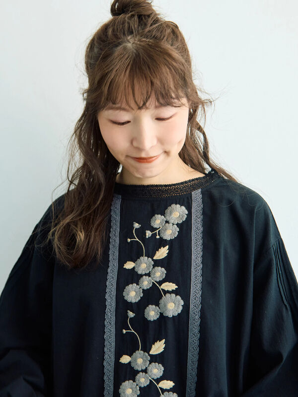 WEB限定】花柄刺繍ブラウス（ブラック/モカ/キナリ/トップス/シャツ
