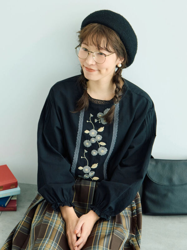 WEB限定】花柄刺繍ブラウス（ブラック/モカ/キナリ/トップス/シャツ