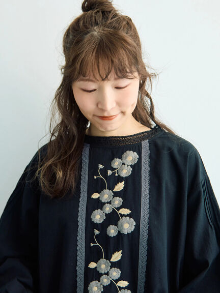 【WEB限定】花柄刺繍ブラウス（ブラック/モカ/キナリ）｜Samansa Mos2（サマンサ モスモス）通販
