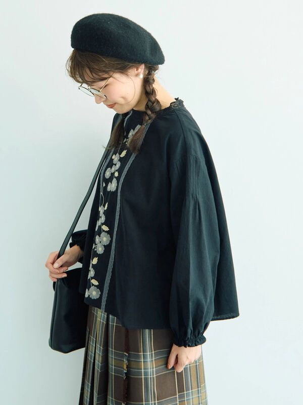 WEB限定】花柄刺繍ブラウス（ブラック/モカ/キナリ/トップス/シャツ