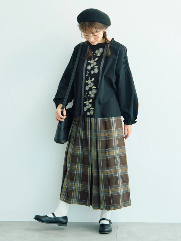 ひらり　草木染め　刺繍　アンティーク・ビンテージブラウス　❀ soulberry（ソウルベリー） ブラウス シャツ 野ばらの実の刺繍ブラウス