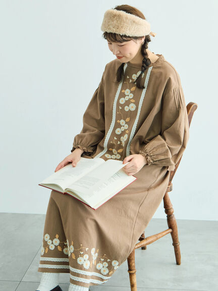 【WEB限定】花柄刺繍ブラウス（ブラック/モカ/キナリ）｜Samansa Mos2（サマンサ モスモス）通販