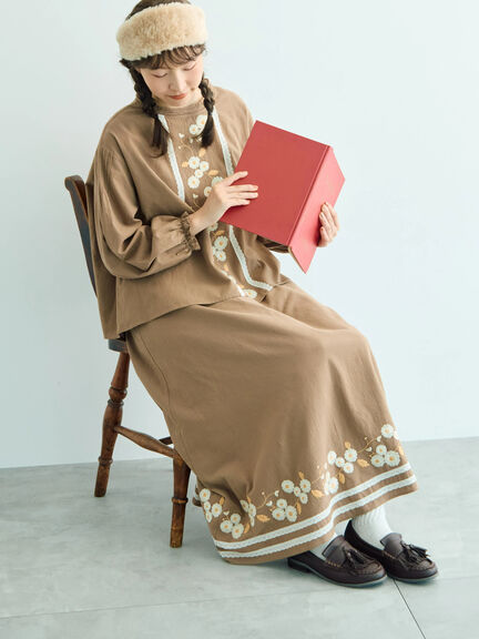 【WEB限定】花柄刺繍ブラウス（ブラック/モカ/キナリ）｜Samansa Mos2（サマンサ モスモス）通販