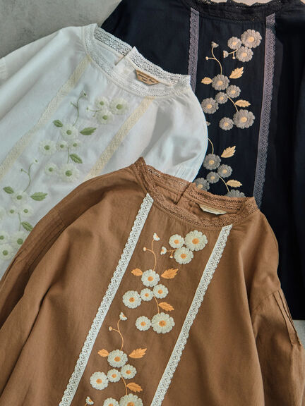 【WEB限定】花柄刺繍ブラウス（ブラック/モカ/キナリ）｜Samansa Mos2（サマンサ モスモス）通販