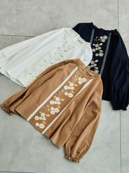 【WEB限定】花柄刺繍ブラウス（ブラック/モカ/キナリ）｜Samansa Mos2（サマンサ モスモス）通販
