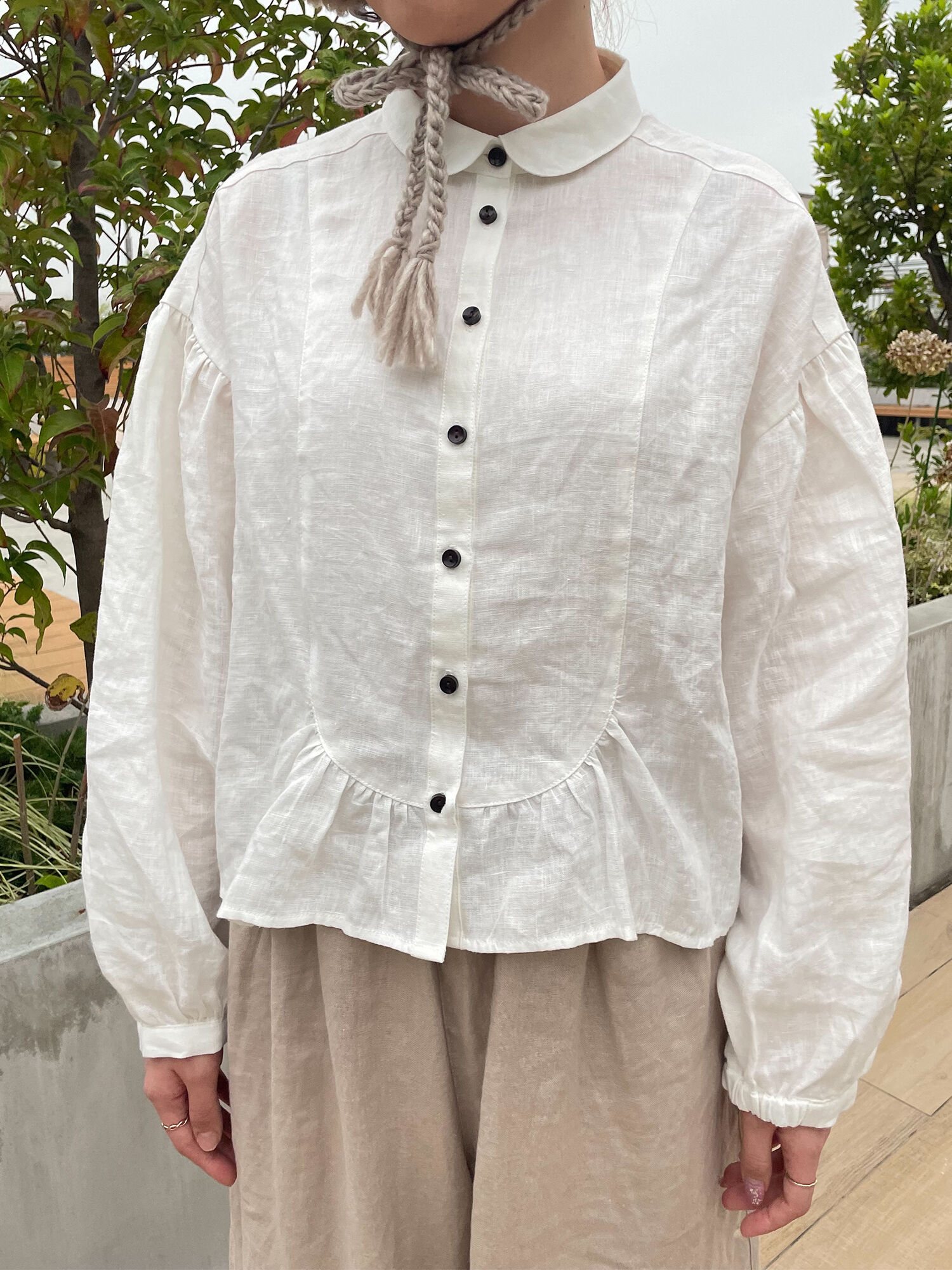 立川店/EC限定】リネンシームラインフリルブラウス（オフホワイト