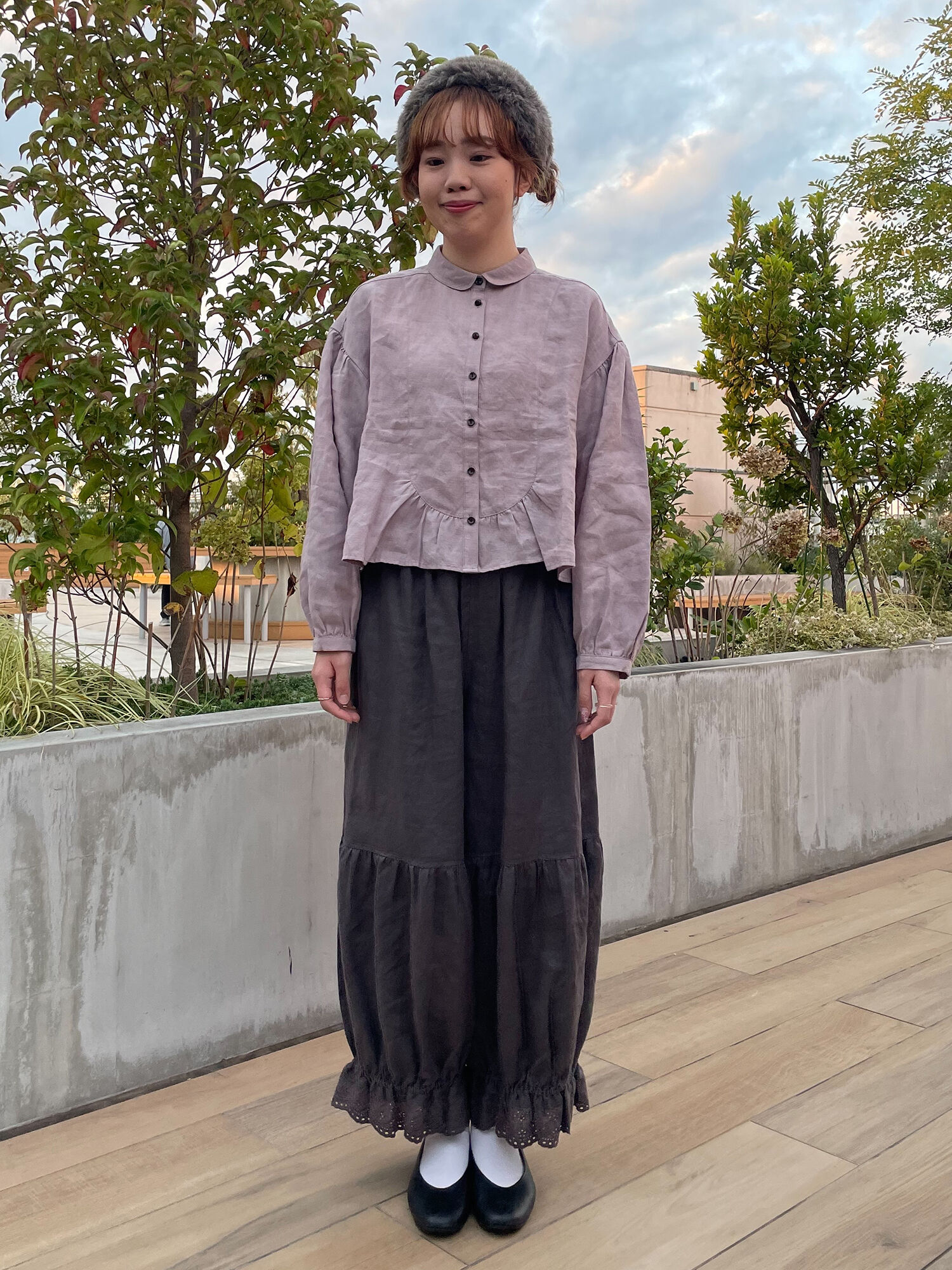 立川店/EC限定】リネンシームラインフリルブラウス（オフホワイト