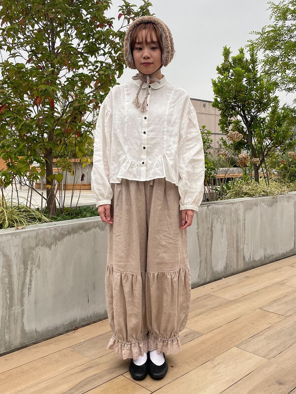 立川店/EC限定】リネンシームラインフリルブラウス（オフホワイト