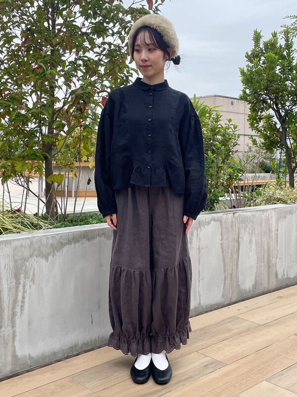 立川店/EC限定】リネンシームラインフリルブラウス（オフホワイト