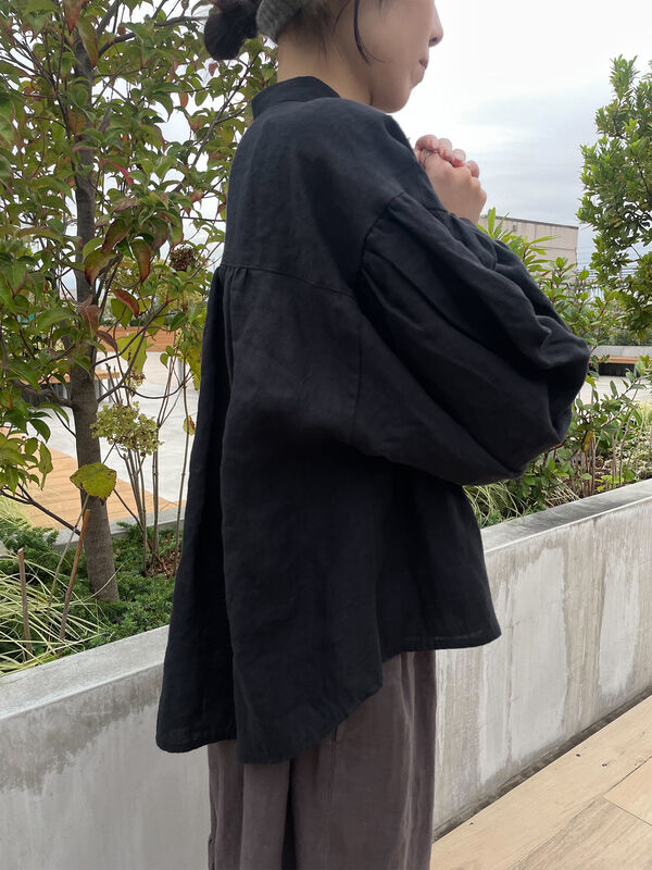 立川店/EC限定】リネンシームラインフリルブラウス（オフホワイト