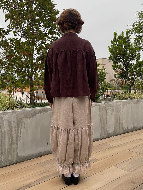 立川店/EC限定】リネンシームラインフリルブラウス（オフホワイト