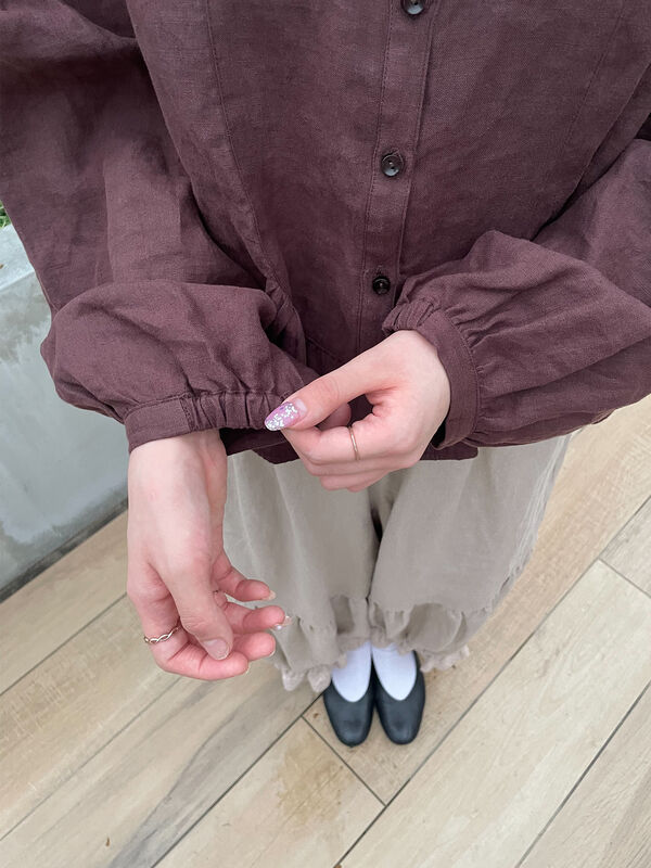 立川店/EC限定】リネンシームラインフリルブラウス（オフホワイト