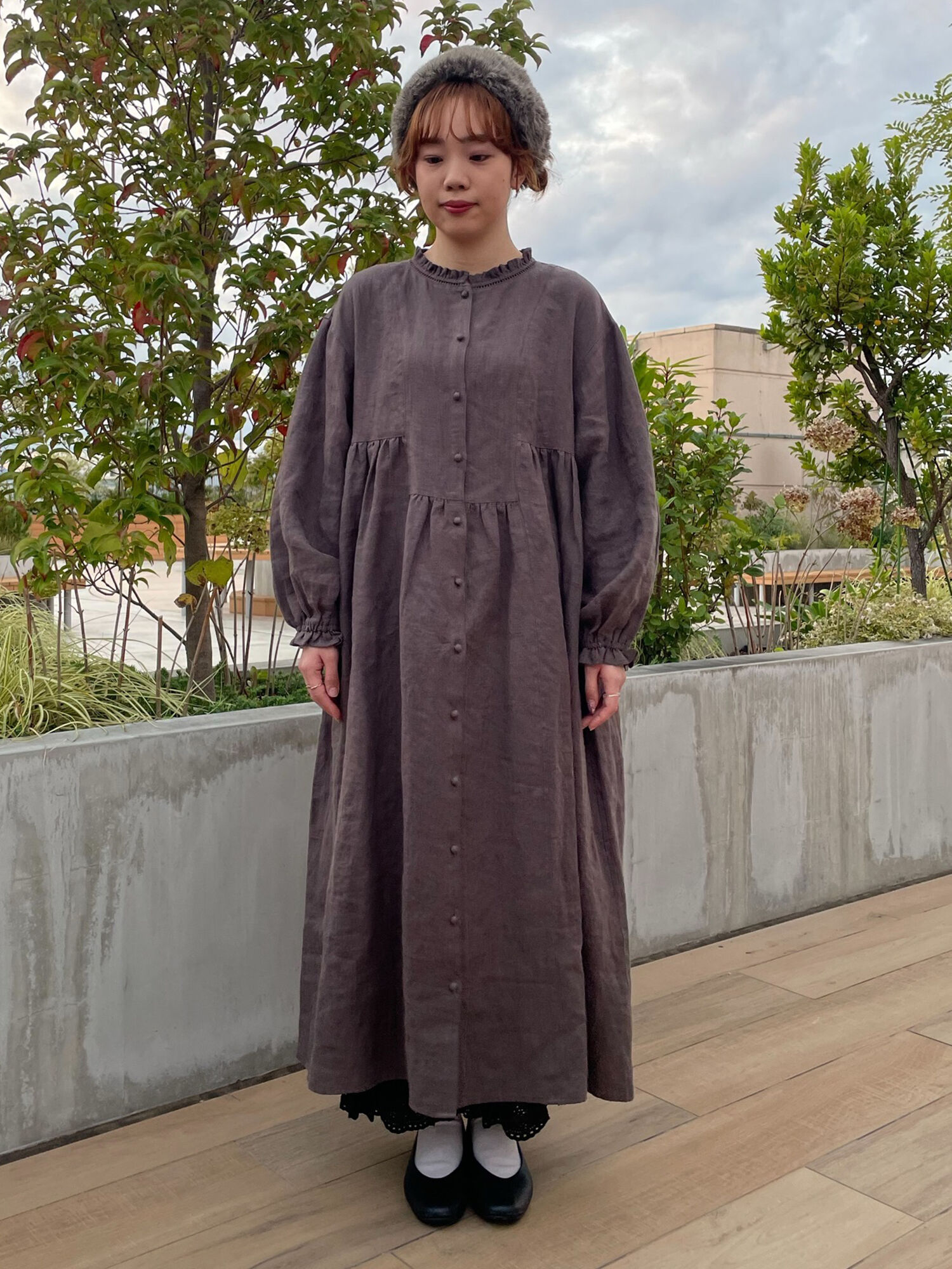 サマンサモスモス立川店限定　リネンスタンドフリルワンピース　チャコール 立川店/EC限定】リネンスタンドフリルワンピース（チャコールグレー