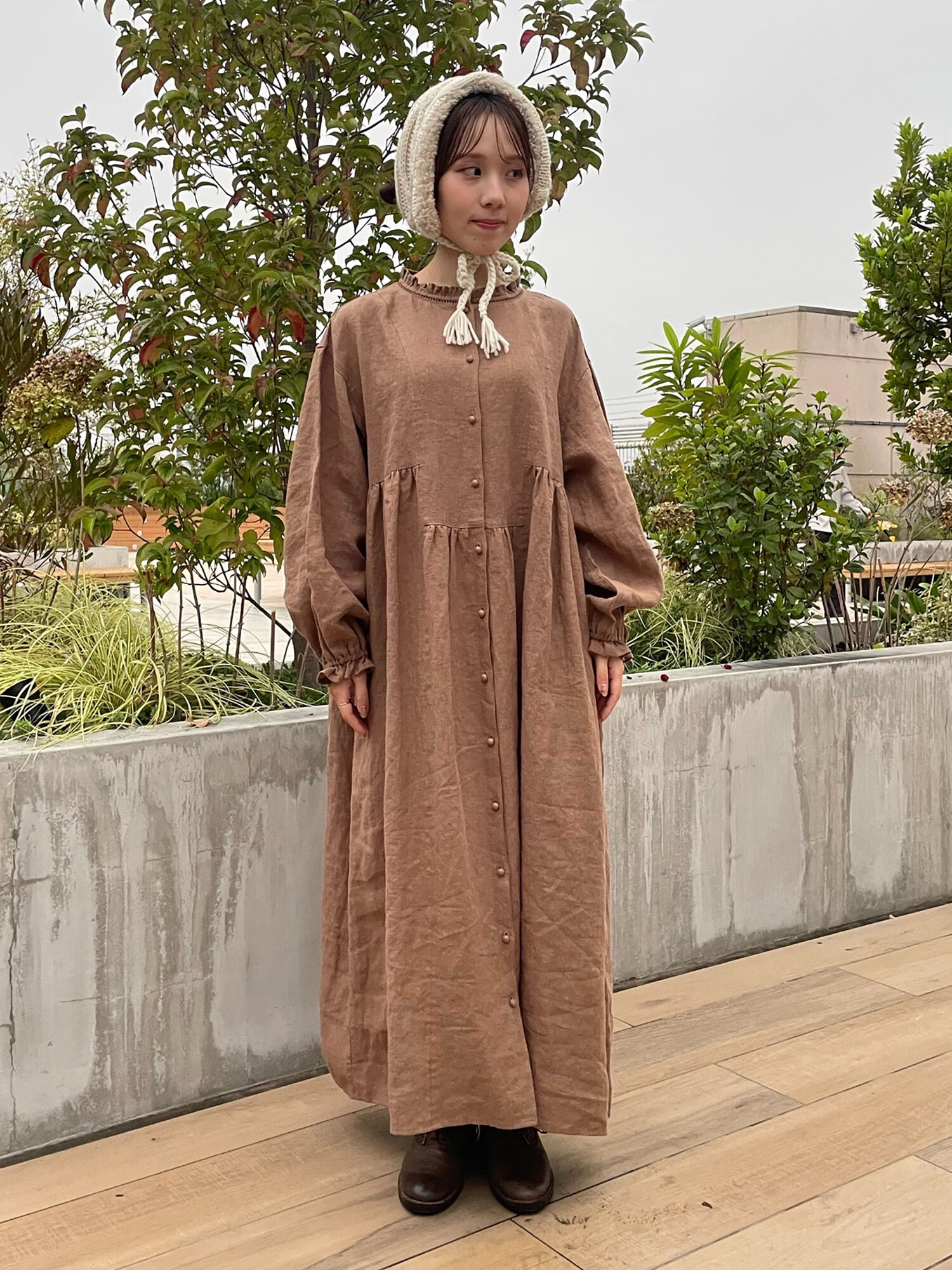 立川店/EC限定】リネンスタンドフリルワンピース（チャコールグレー