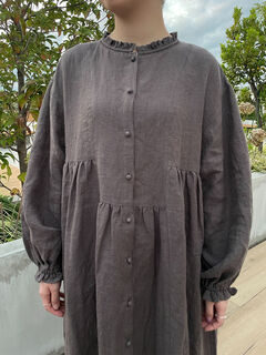 立川店/EC限定】リネンスタンドフリルワンピース（チャコールグレー